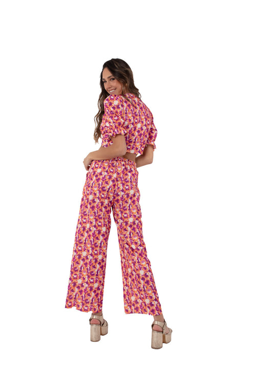 Arriendo de Conjunto de dos piezas, top con manga aglobada y pantalón recto con estampado naranjo, morado y beige