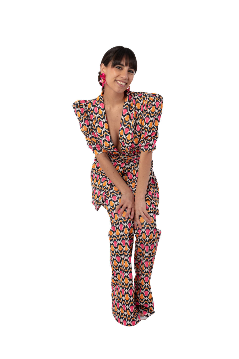 Arriendo de Conunto de dos piezas, Chaqueta con hombreras y pantalón con estampado naranjo con fucsia y negro