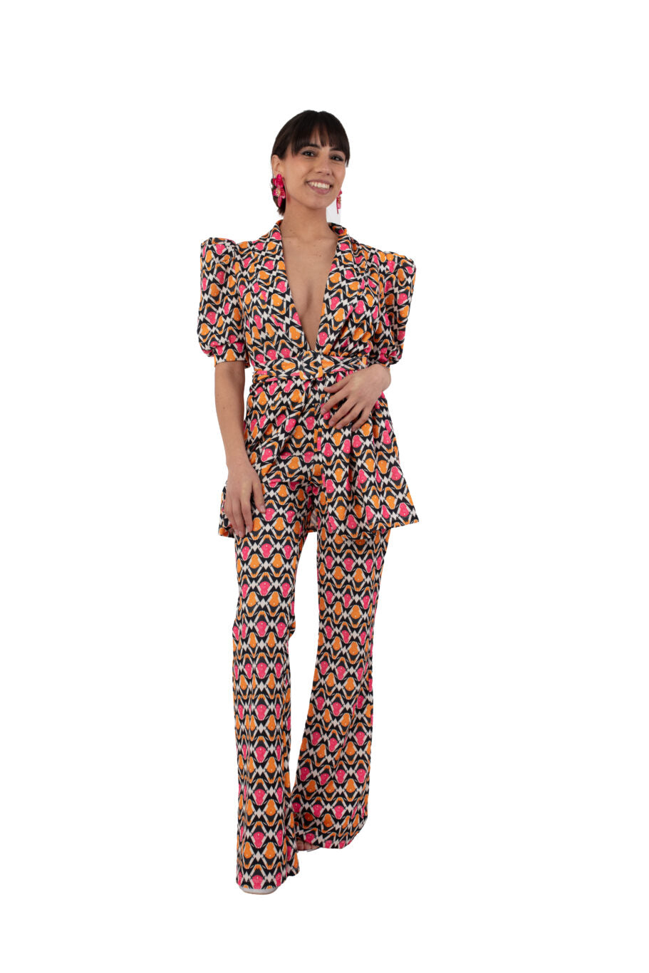 Arriendo de Conunto de dos piezas, Chaqueta con hombreras y pantalón con estampado naranjo con fucsia y negro
