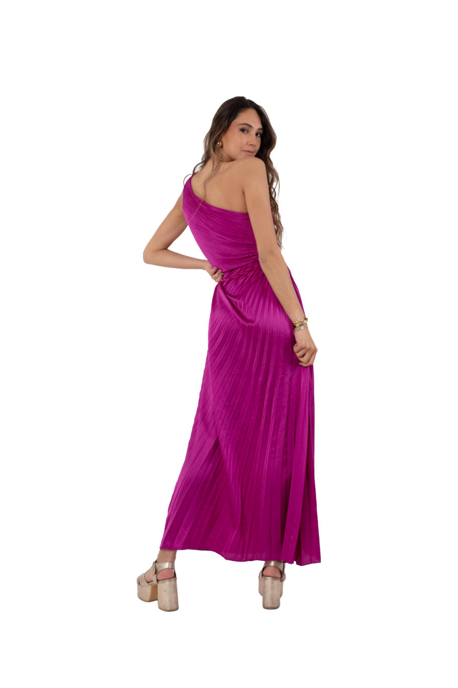 Arriendo de Vestido largo magenta un hombro plisado con corte al costado