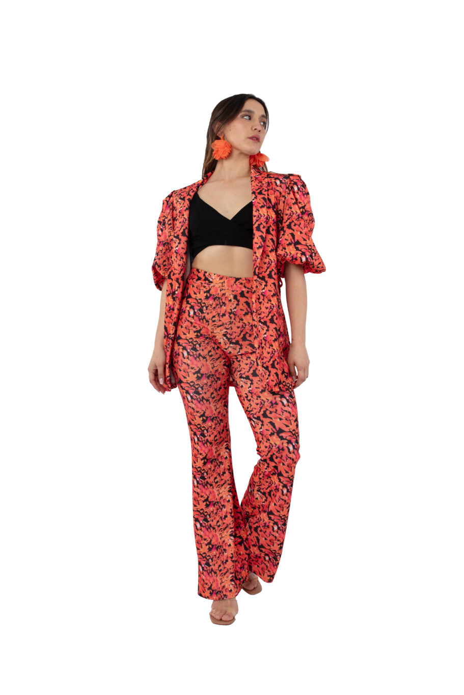 Arriendo de Conjunto de dos piezas, Chaqueta con hombreras y pantalón con estampado naranjo, negro y fucsia