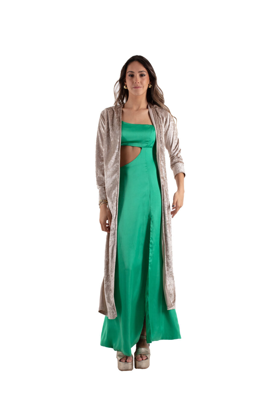 Arriendo de Kimono largo color arena de terciopelo con tajo a los costados