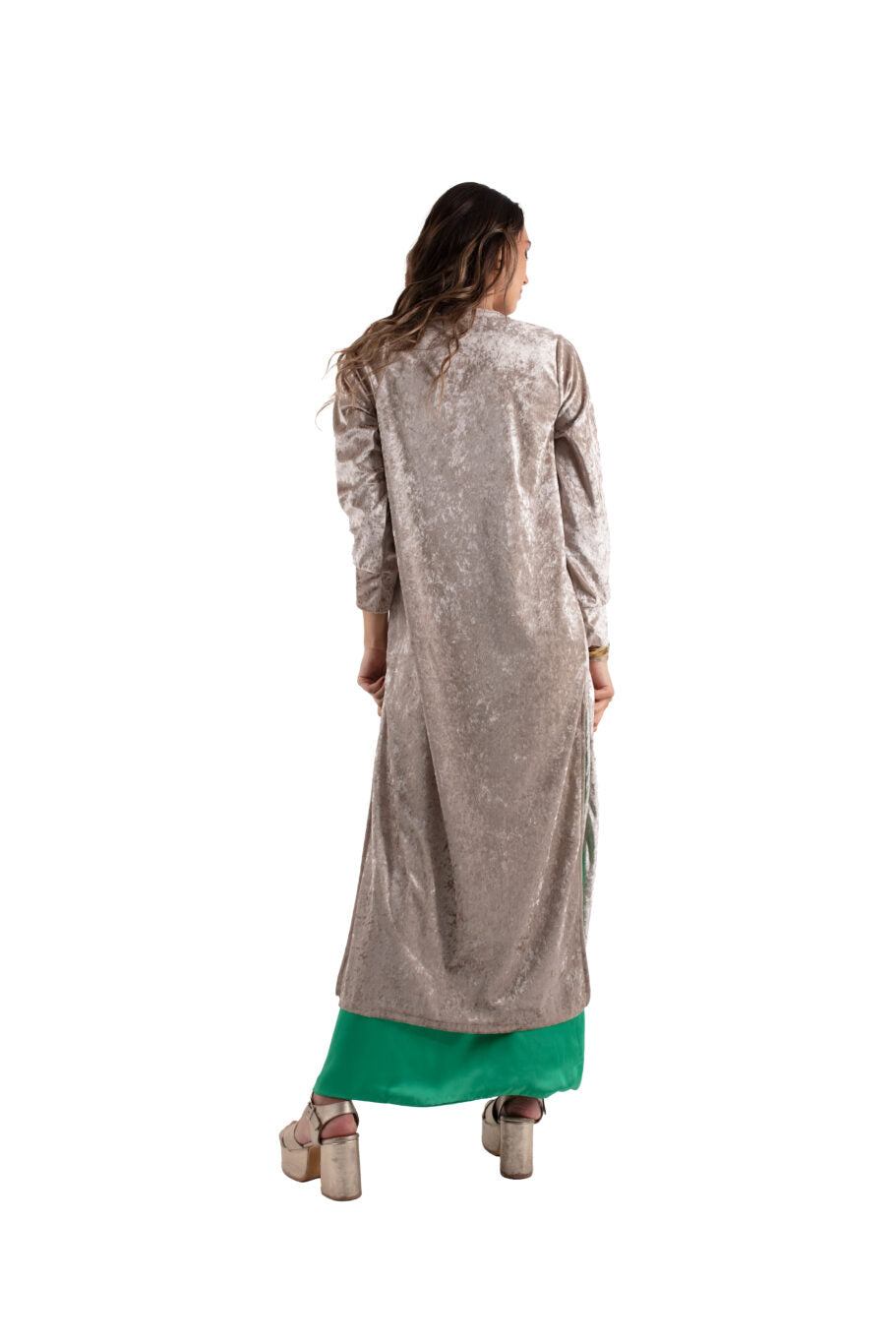 Arriendo de Kimono largo color arena de terciopelo con tajo a los costados