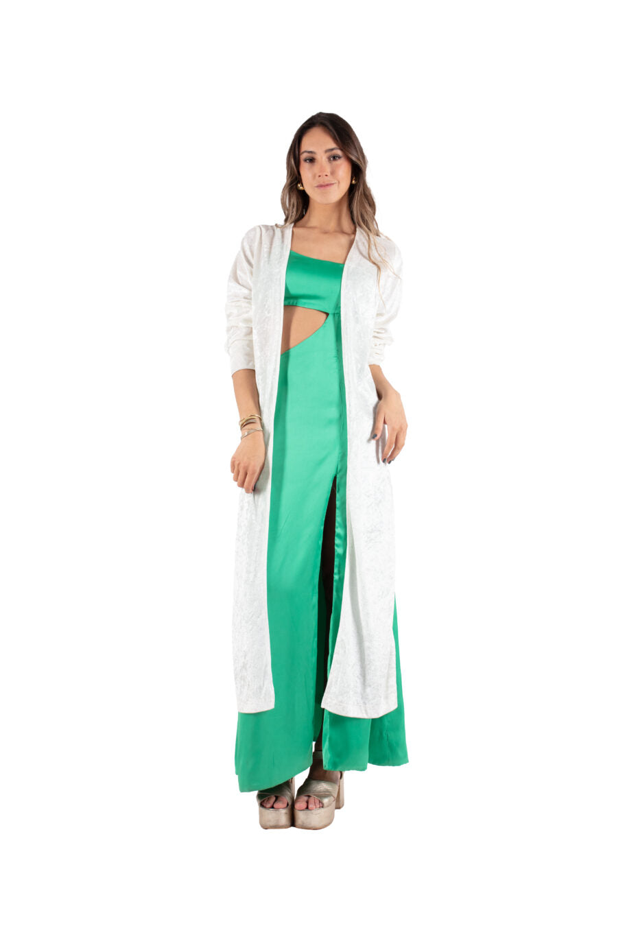 Arriendo de Kimono blanco de terciopelo con tajo a los costados