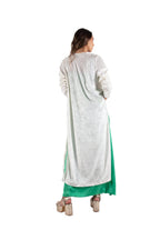 Arriendo de Kimono blanco de terciopelo con tajo a los costados