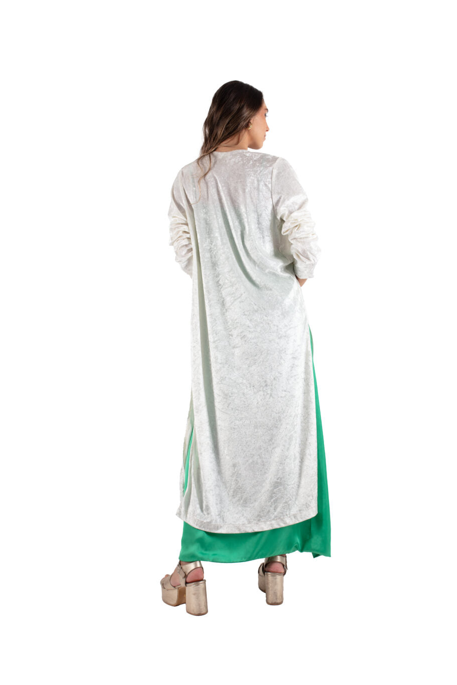 Arriendo de Kimono blanco de terciopelo con tajo a los costados