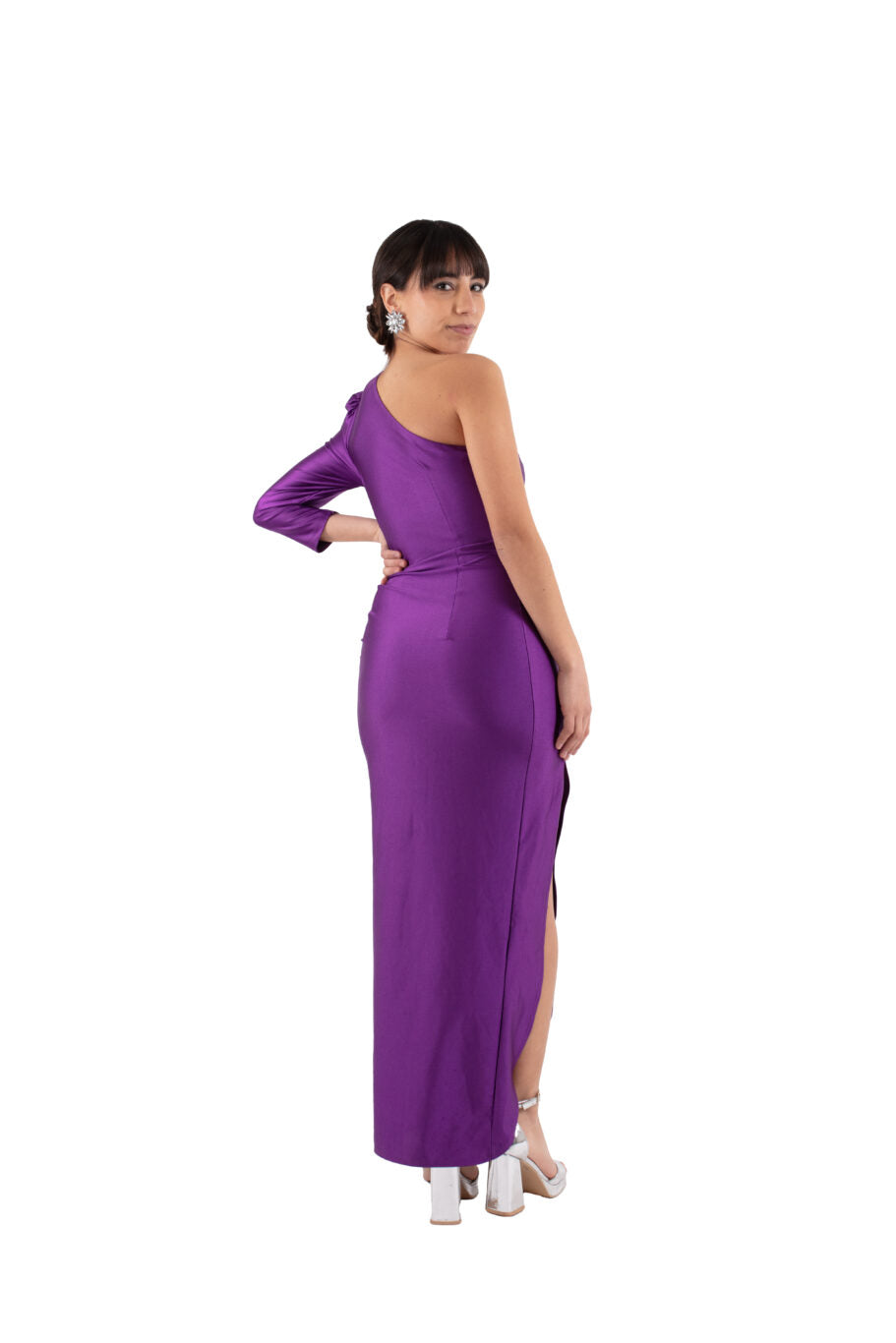 Arriendo de Vestido largo morado con una manga  y una rosa adelante de lycra