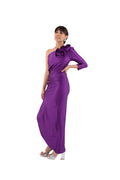 Arriendo de Vestido largo morado con una manga  y una rosa adelante de lycra