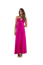 Arriendo de Vestido largo fucsia strapless con amarre al cuello y cortes al costado de lycra