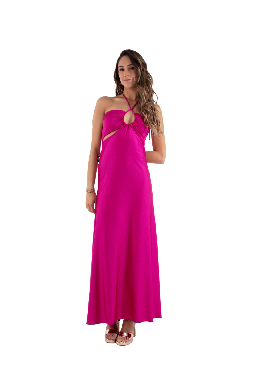Arriendo de Vestido largo fucsia strapless con amarre al cuello y cortes al costado de lycra