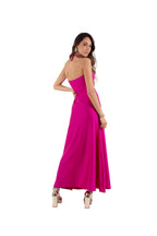 Arriendo de Vestido largo fucsia strapless con amarre al cuello y cortes al costado de lycra