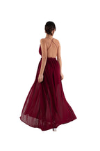 Arriendo de Vestido largo gasa burdeo con amarre al cuello y transparencia abajo