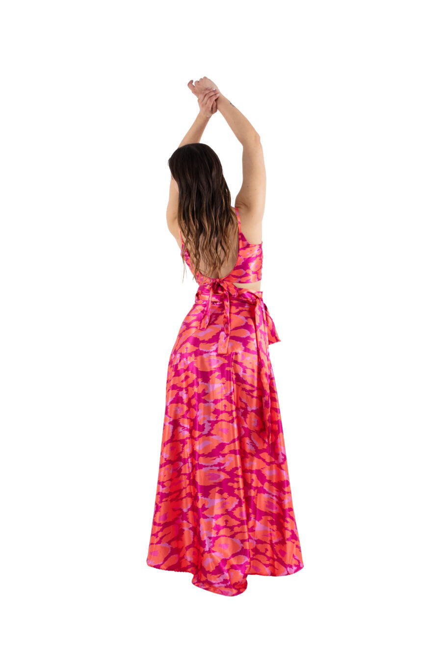 Arriendo de Conjunto de dos piezas, top y pollera ajustables con estampado fucsia, naranjo y rosado