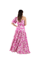 Arriendo de Vestido largo estampado rosado con blanco y un hombro