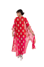 Arriendo de Kimono largo rojo y fucsia con estampado dorado