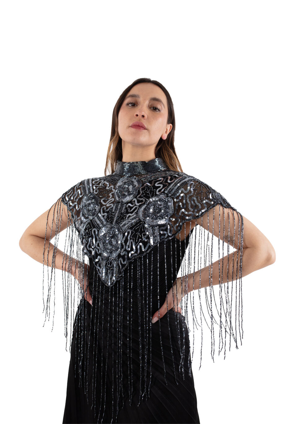Arriendo de Poncho negro con bordado de mostacillas plateadas