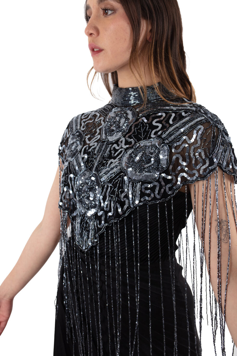 Arriendo de Poncho negro con bordado de mostacillas plateadas