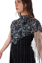 Arriendo de Poncho negro con bordado de mostacillas plateadas