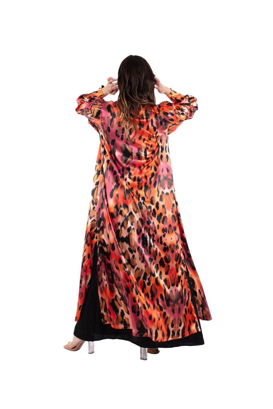 Arriendo de Kimono largo de seda con estampado animal print y manga larga