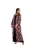 Arriendo de Kimono largo negro con estampado de hojas rojas con mangas