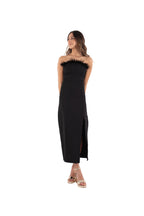 Arriendo de Vestido largo negro con plumas en escote strapless