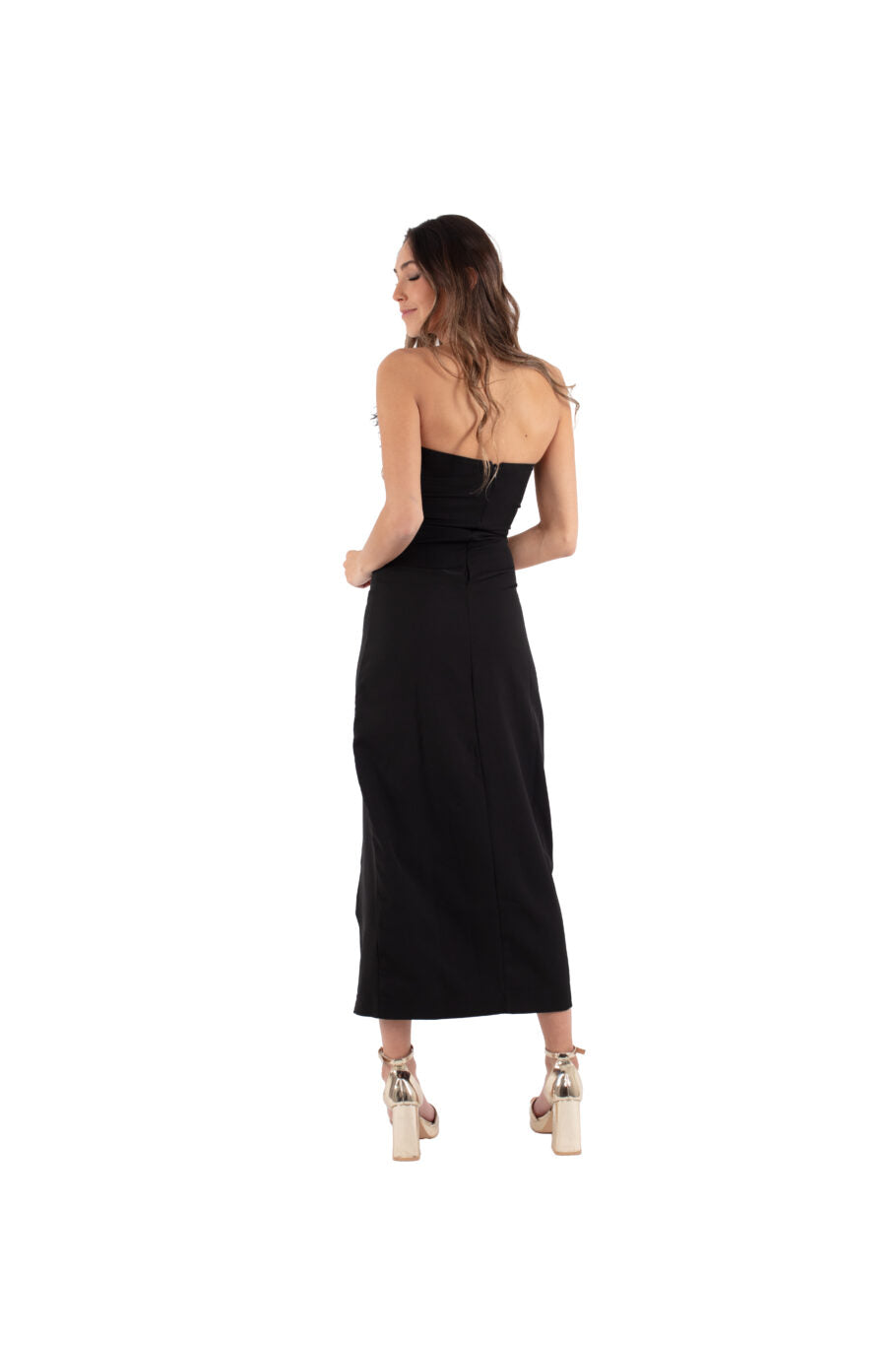 Arriendo de Vestido largo negro con plumas en escote strapless