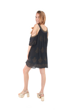 Arriendo de Vestido corto negro marca india chic con mostacillas doradas, estampado y cadenas en hombros