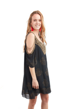 Arriendo de Vestido corto negro marca india chic con mostacillas doradas, estampado y cadenas en hombros