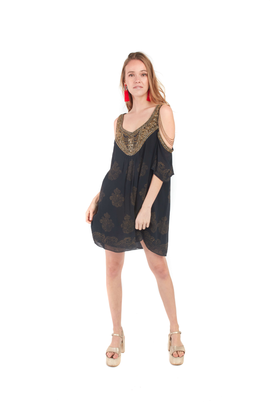 Arriendo de Vestido corto negro marca india chic con mostacillas doradas, estampado y cadenas en hombros