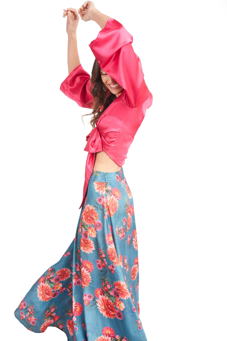 Arriendo de pollera marca india chic azul con flores rojas
