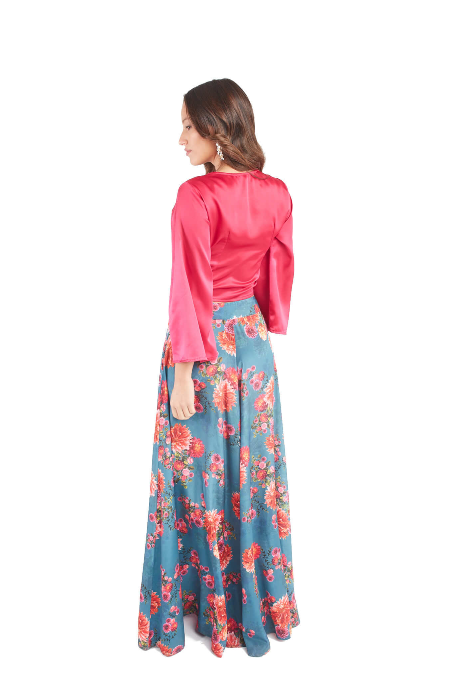 Arriendo de pollera marca india chic azul con flores rojas
