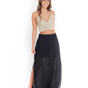 Arriendo de Conjunto top dorado con pollera negra con tranparencia