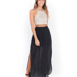 Arriendo de Crop top dorado cuello halter y pollera negra con transparencia