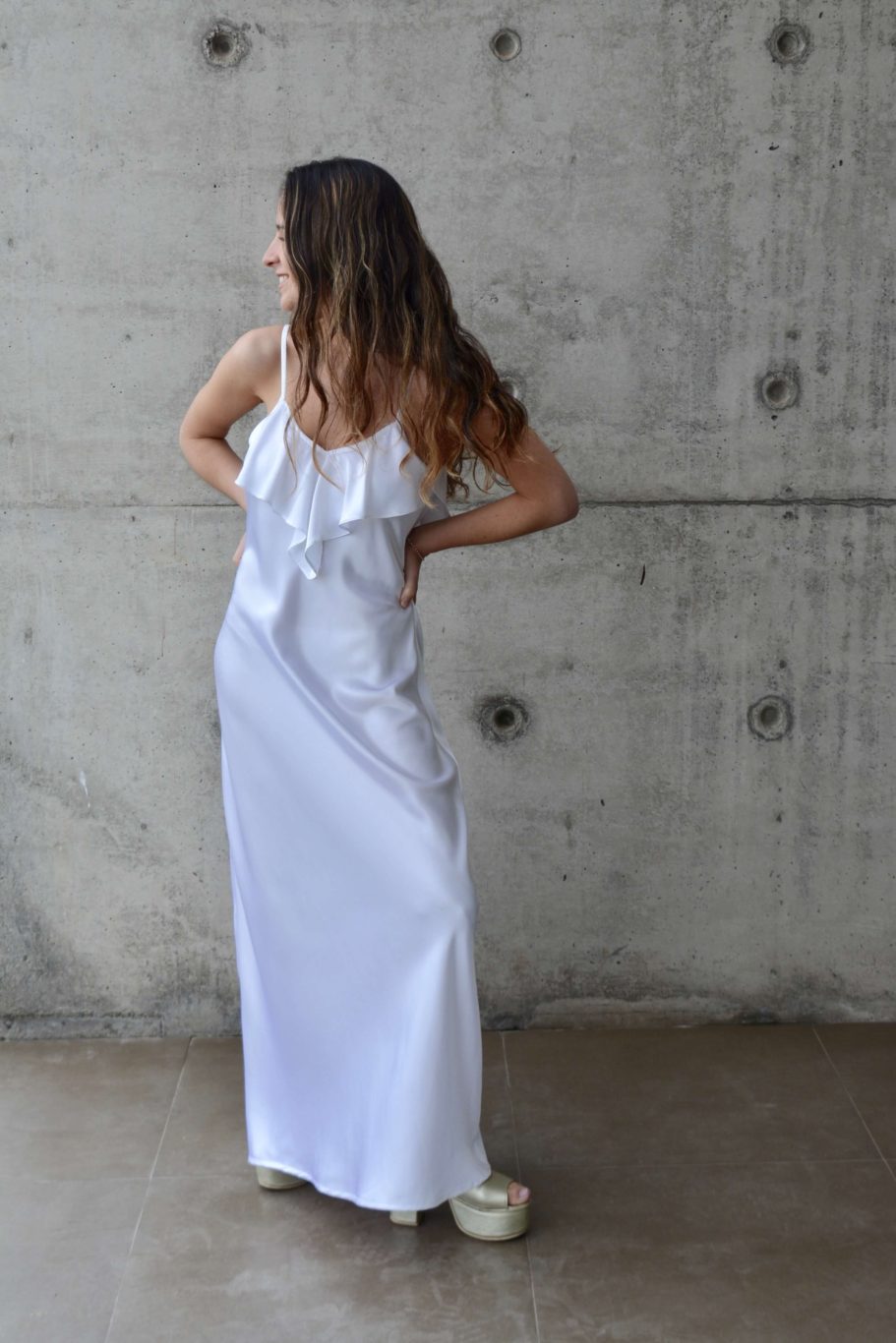 Vestido largo blanco de seda con vuelos en escote y espalda - Chic Dress  Project
